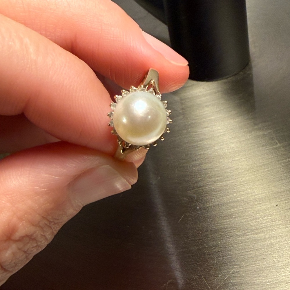 Elegant Pearl Ring with Gold Band